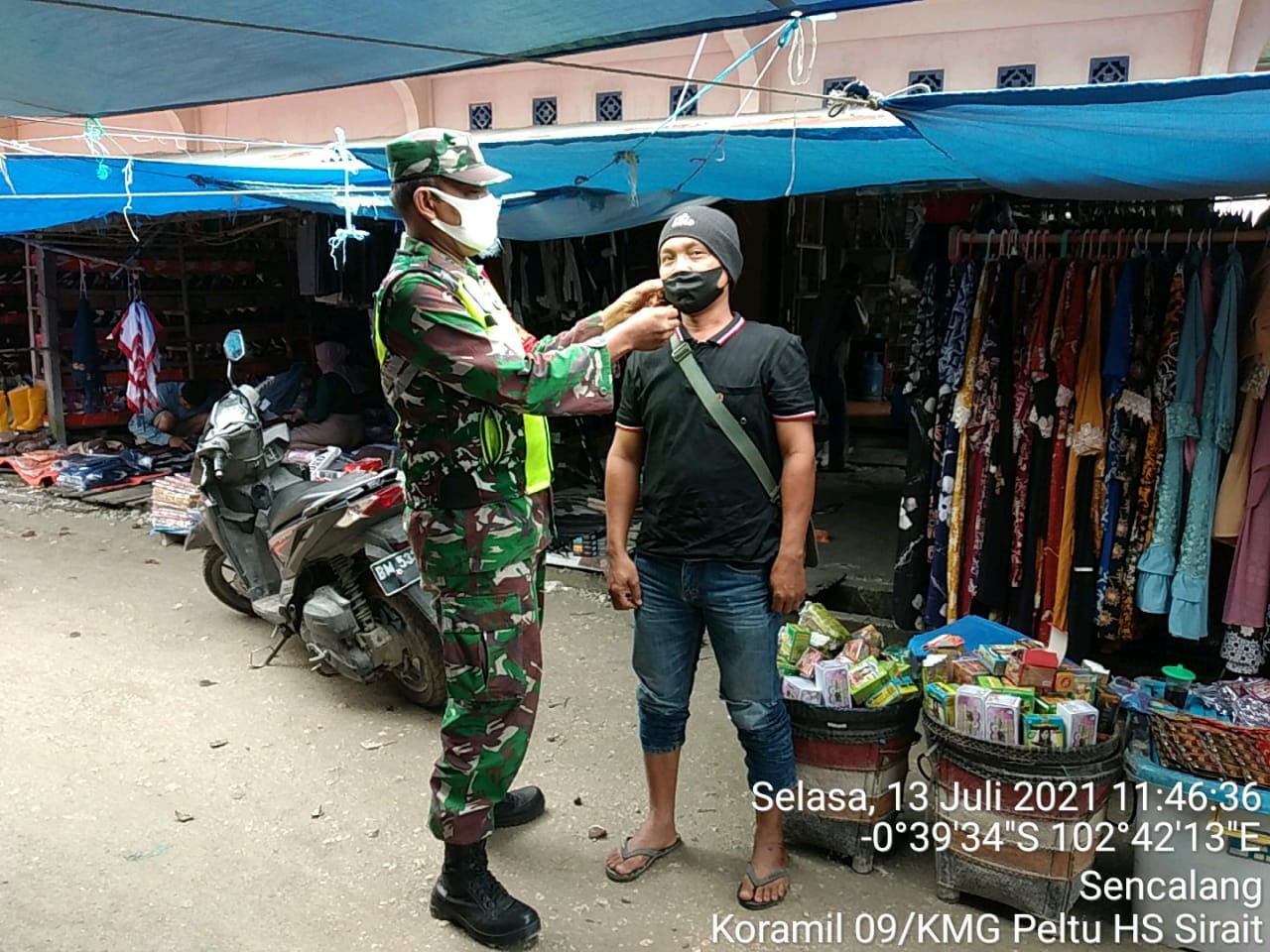 Pasar Sungai Akar Jadi Target Penegakan Protkes, Ini Pesan Babinsa 09/Kemuning