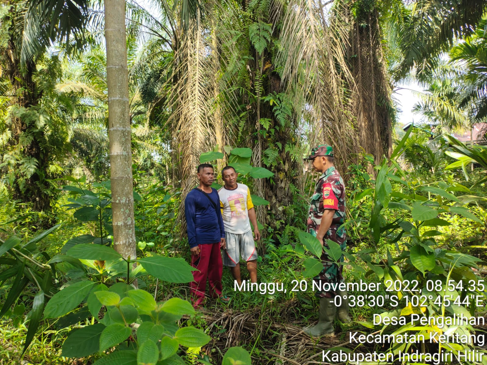 Babinsa Koramil 09/Kemuning Rutin Turun Ke Wilayah Guna Lakukan Patroli dan Sosialisasi