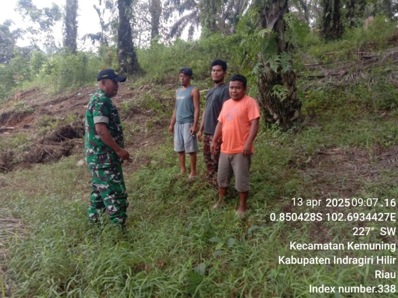 Patroli Karlahut di Wilayah Koramil 09/Kemuning: Meningkatkan Kesadaran Masyarakat tentang Pentingnya Menjaga Lingkungan