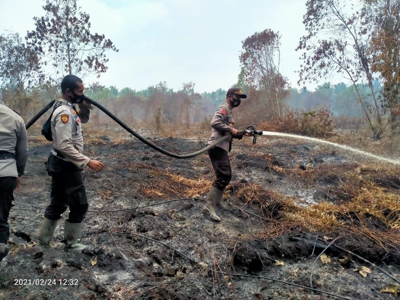 Bersama Dua Kades dan Warga, Kapolsek GAS Motori Pemadaman Karlahut di Gaung