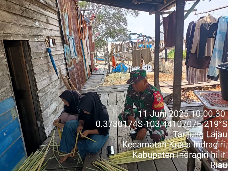 Babinsa Koramil 04/KDR Laksanakan Komsos dengan Warga Desa Tanjung Lajau