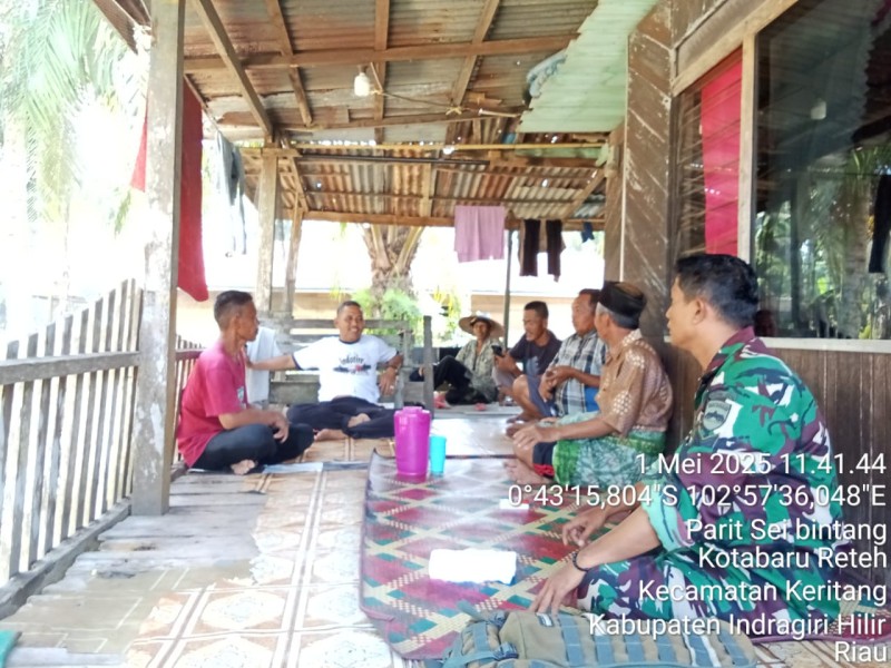 Komsos: Babinsa Koramil 09/Kemuning Terus Meningkatkan Kesadaran dan Kepedulian Masyarakat