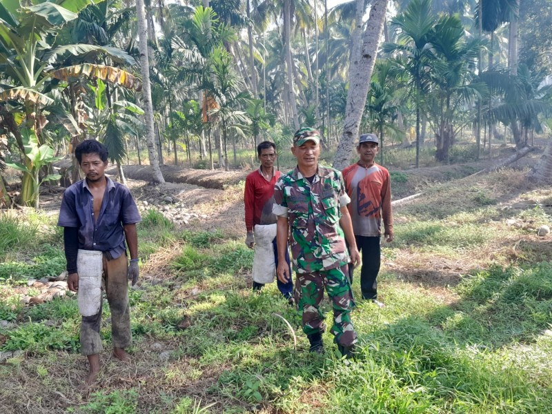 Jaga Keamanan Wilayah, Babinsa Koramil 07/RTH Laksanakan Patroli Karhutla di Parit 1 Kelurahan Metro