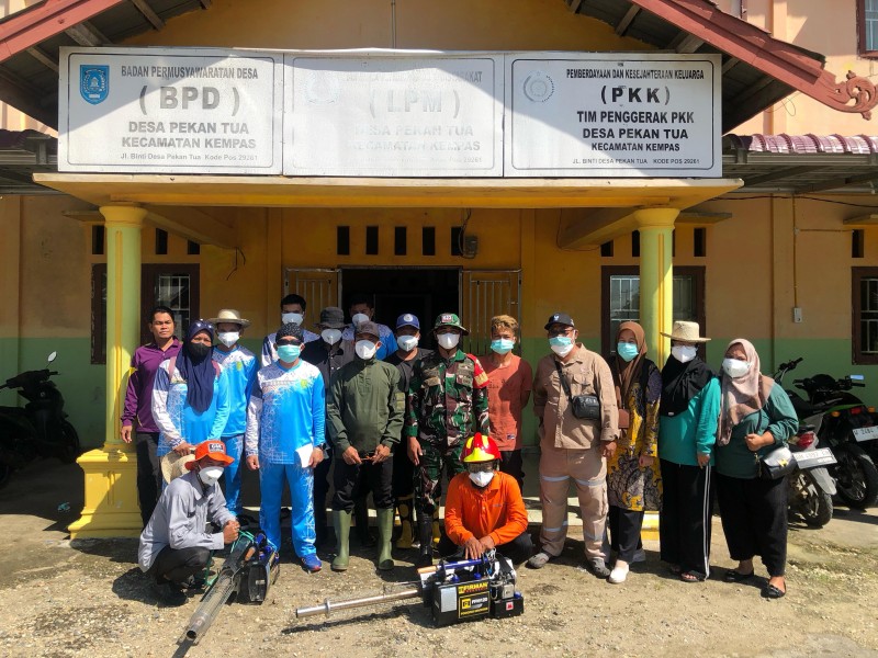 Babinsa Koramil 03/Tempuling Dampingi Pemerintah Desa Lakukan Fogging Cegah DBD