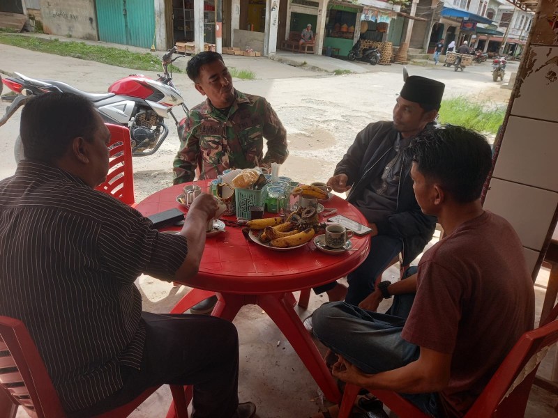 Babinsa Koramil 07/Reteh Tekankan Pentingnya Menjaga Keamanan dan Ketertiban