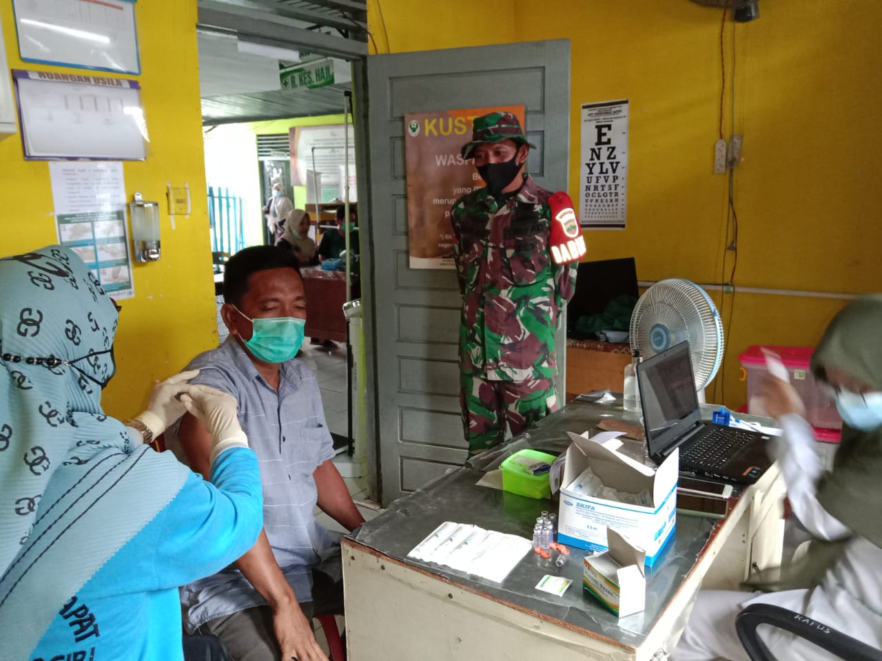 Babinsa Koramil 04/Kuindra Pantau Vaksinasi di UPT Puskesmas