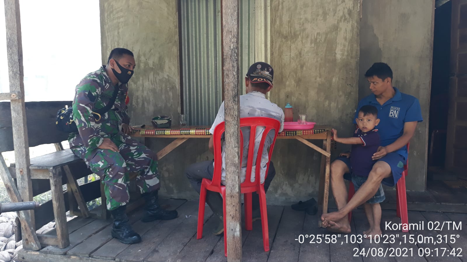 Babinsa 02/Tanah Merah Kembali Lakukan Komsos di Desa Sungai Lokan