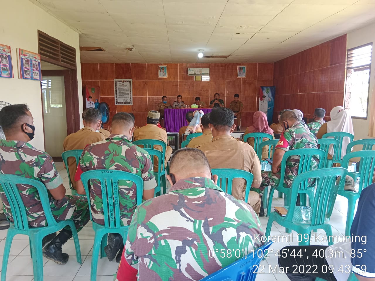 Babinsa Koramil 09/Kemuning Lakukan Serbuan Vaksinasi di Kelurahan Selensen