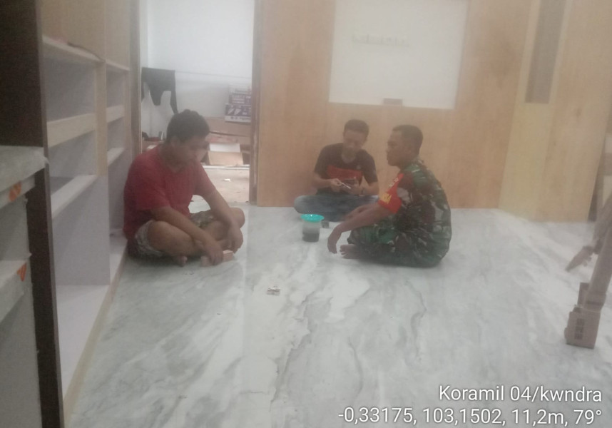 Bukti Kepedulian Babinsa Koramil 04/Kuindra Terhadap Masyarakat Selalu Ciptakan Suasana Yang Harmonis Melalui Komsos
