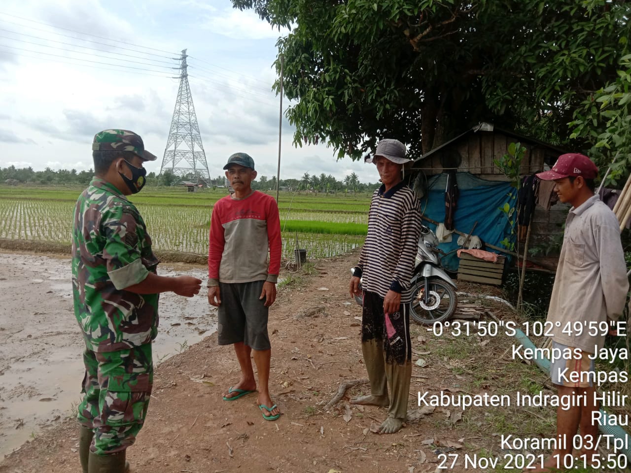 Babinsa Koramil 03/Tempuling Aktif Lakukan Komsos dengan Kelompok Tani