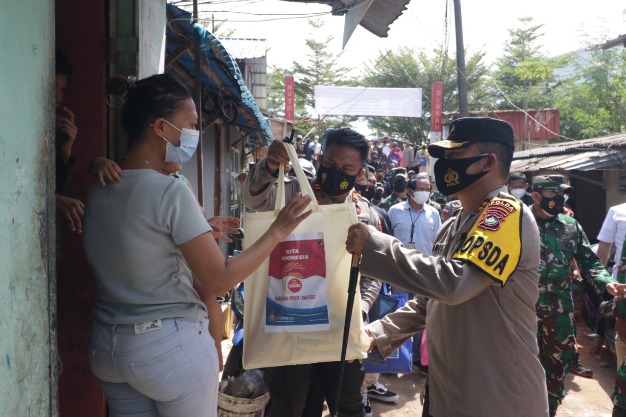 Polda Kepri Salurkan Paket Sembako kepada Masyarakat Terdampak PPKM Level 4 di Batam