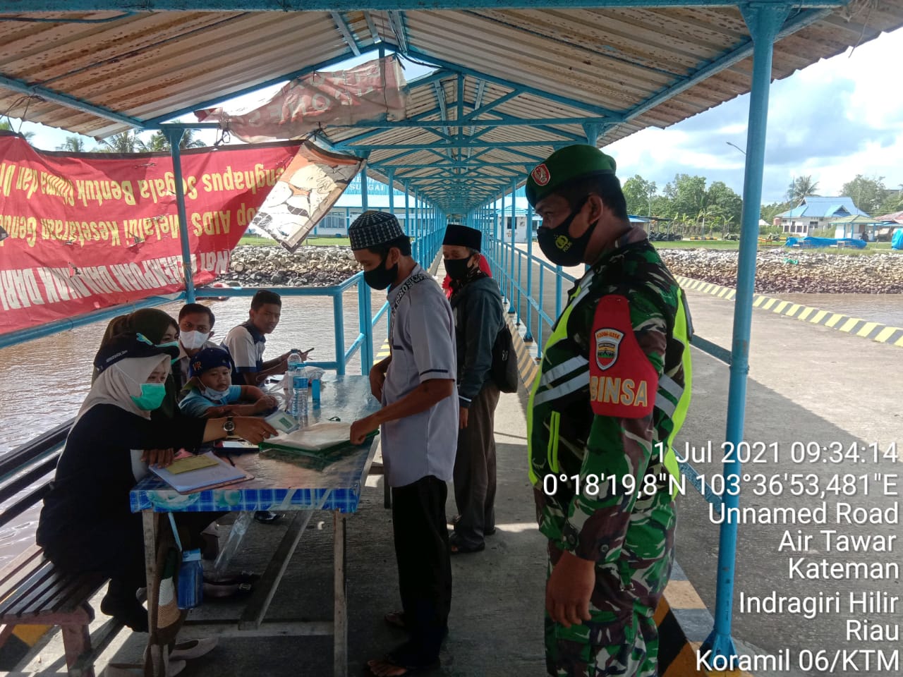 Babinsa Kopda Al-Alim Rutin Laksanakan Penegakan Protkes di Pelabuhan Sei Guntung