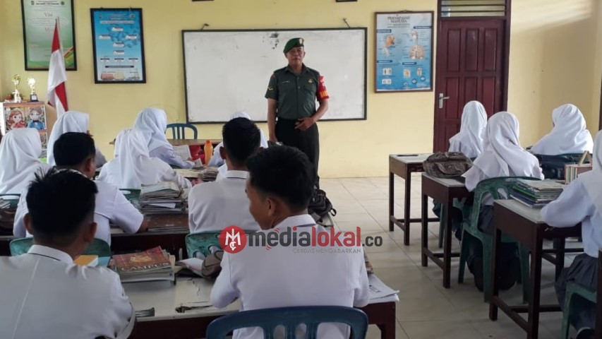 Babinsa Koramil 12/BT Gelar Wasbang di SMA N Tuah Gemilang 