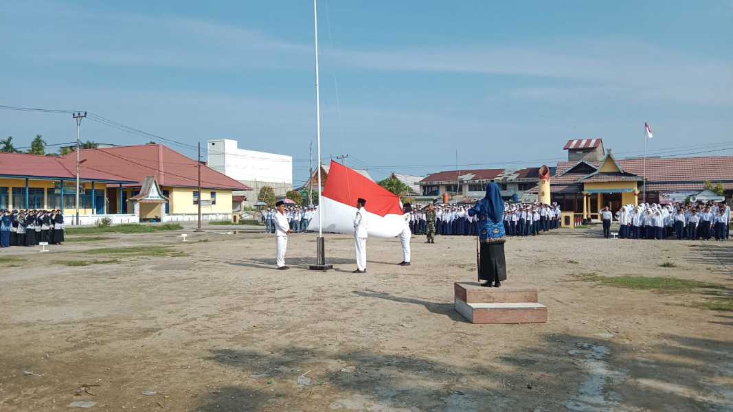 Koramil 05/Gas Hadiri Gelar Upacara Peringatan Hari Pahlawan Bersama Para Pelajar