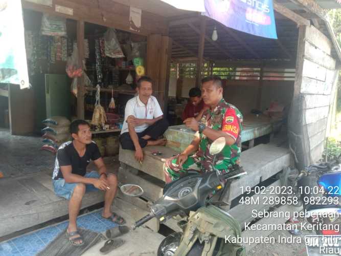 Babinsa Koramil 09/Kemuning Jalin Kekompakan Bersama Masyarakat