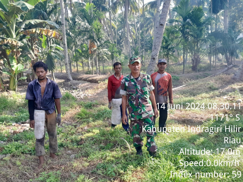 Turun Ke Wilayah, Babinsa Koramil 07/Reteh Patroli Karhutla Dengan Masyarakat