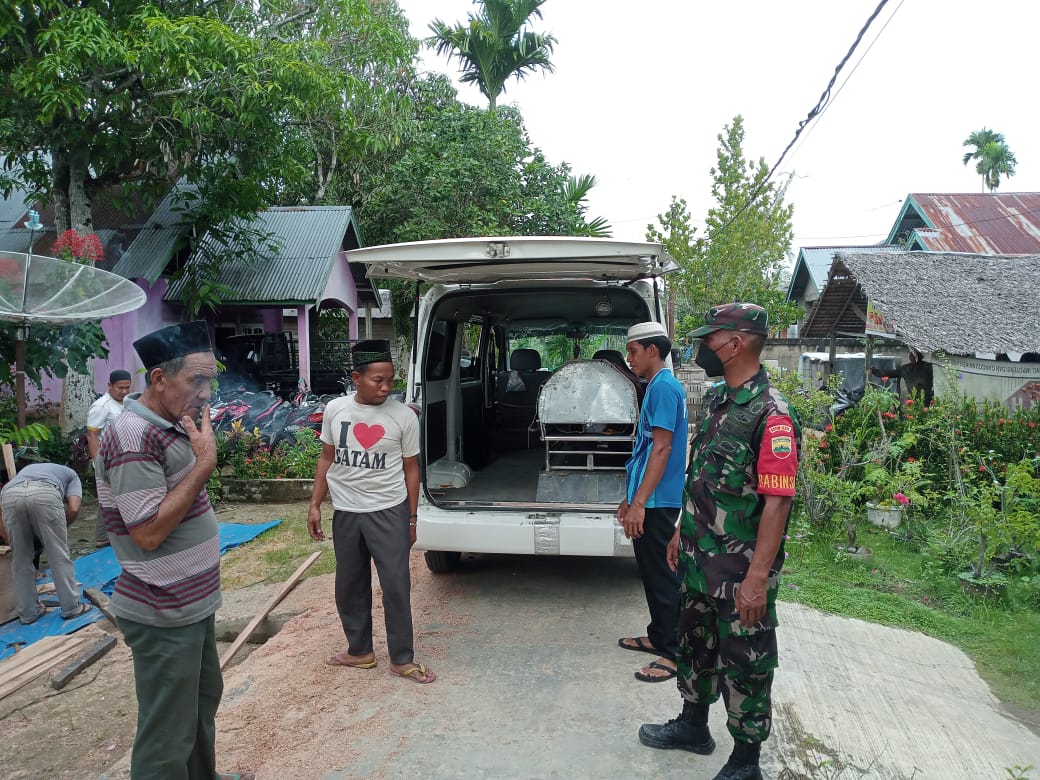 Babinsa 03/Tempuling Bantu Evakuasi Mayat Terapung di Sungai