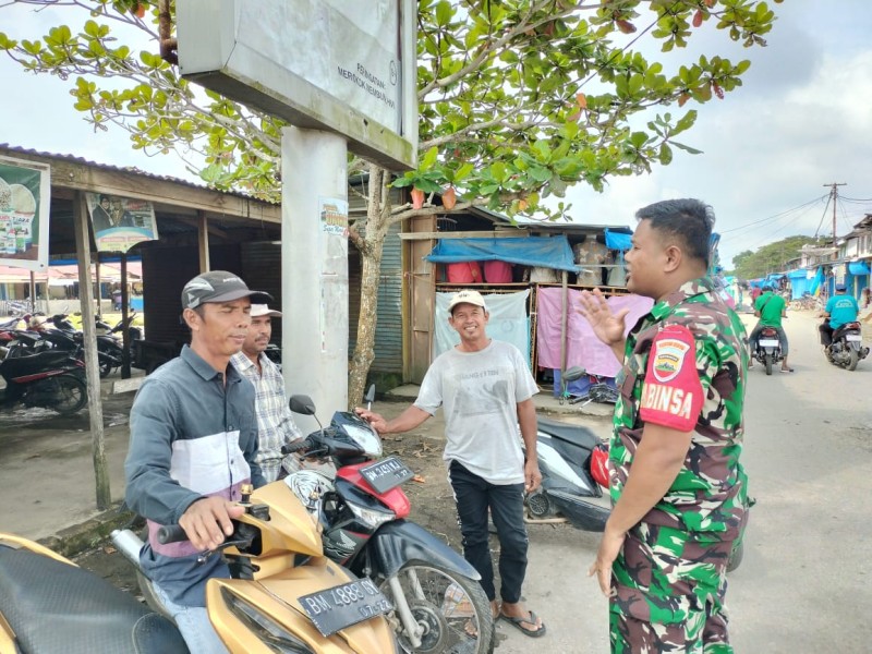 Komsos Dengan Tukang Ojek, Babinsa Koramil 03/Tpl Sampaikan Tentang Langkalalin