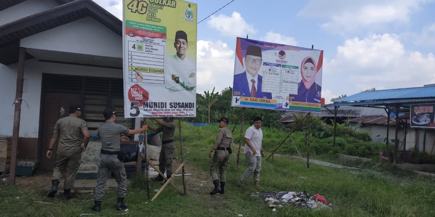 Bawaslu Inhil Bersama Satpol PP Tertipkan APK dan BK Peserta Pemilu 2019 yang Menyalahi Aturan