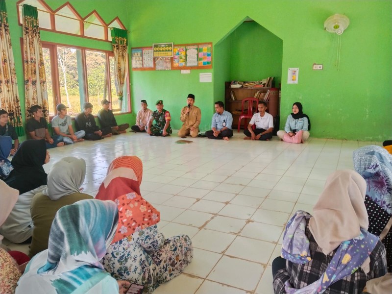 Babinsa Serda Riko Saputra Dampingi Sosialisasi Makan Sehat Bergizi di SMPN 5 Kempas, Wujudkan Generasi Sehat dan Cerdas