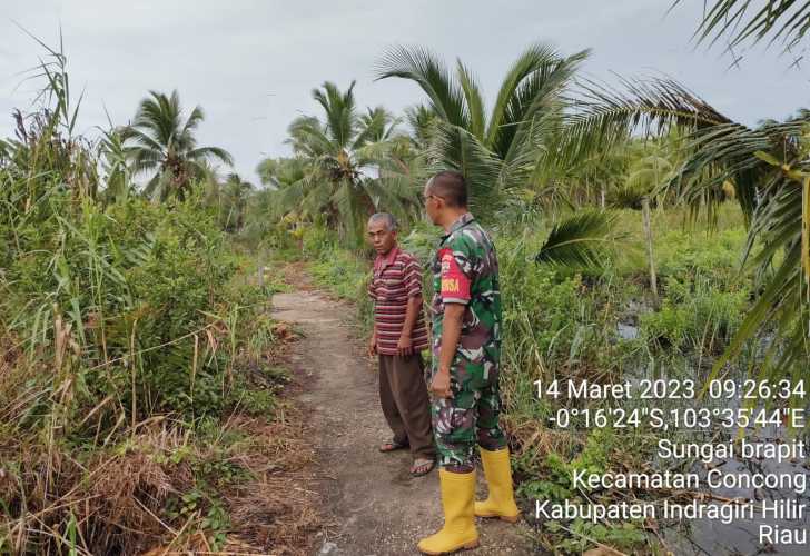 Bersama Babinsa Koramil 04/Kuindra Wujudkan Situasi Karhutla Aman