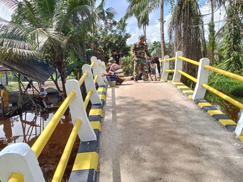 Maksimalkan Keindahan, Satgas TMMD Kodim 0314/Inhil Bersama Warga Cat Ulang Jembatan