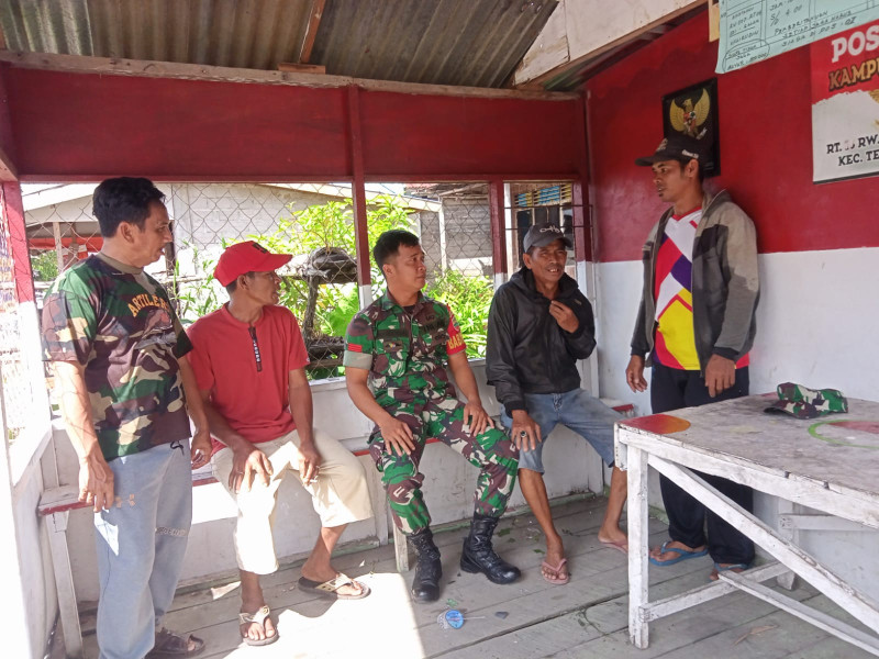 Babinsa 03/Tpl Praka Chandra Himbau Warga Kampung Pancasila Jaga Keamanan Dan Ketertiban di Bulan Ramadhan