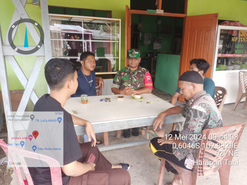 Babinsa Koramil 03/Tpl Tanpa Kenal Libur Lakukan Komsos Bersama Tokoh Pemuda