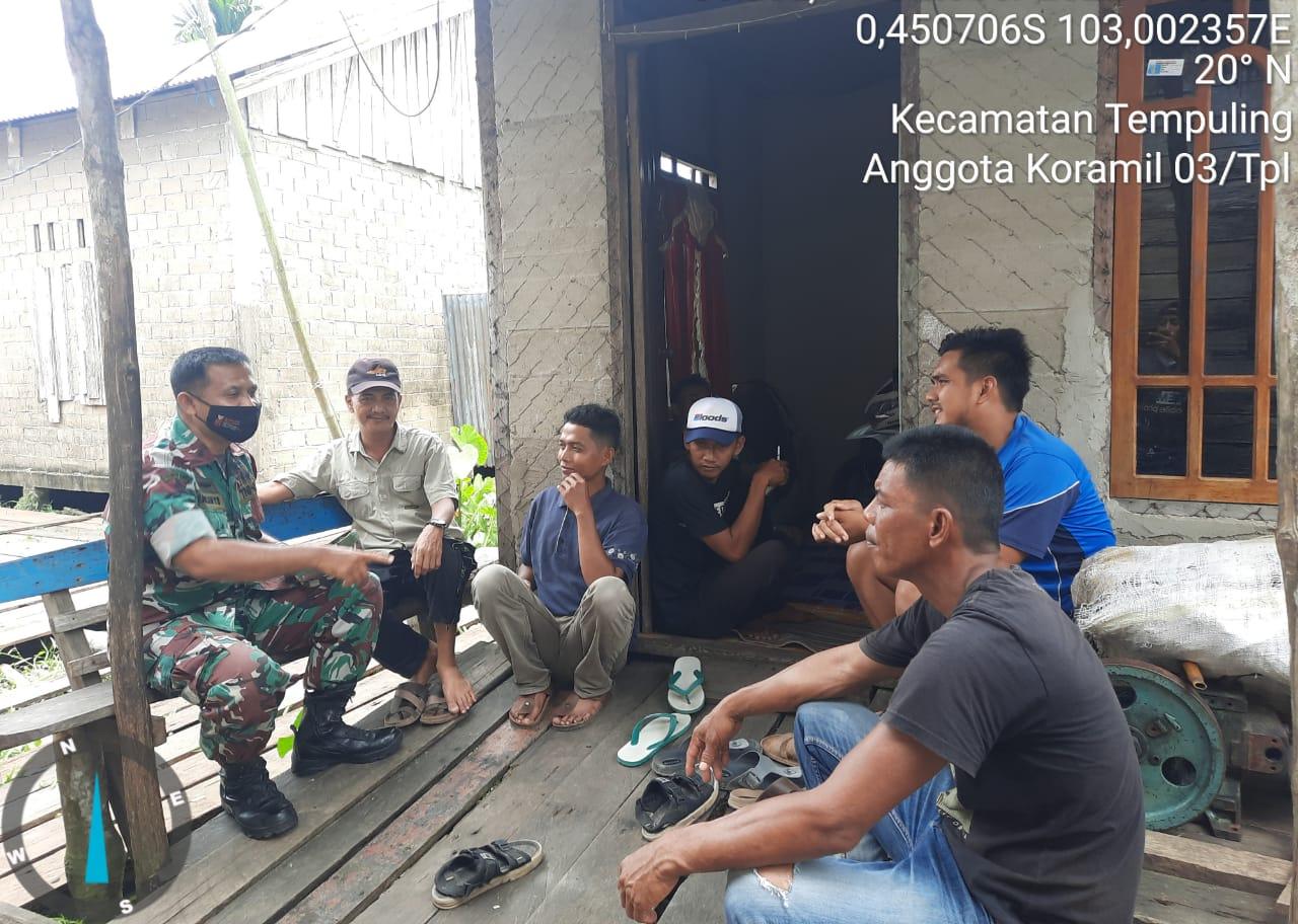 Babinsa 03/Tempuling Serma Damrianto Komsos Dengan Para Pemuda Di Desa Binaan