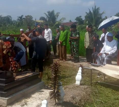 Meskipun Banyak Kegiatan, Danramil 03/Tpl Tetap Sempatkan Hadir Dalam Prosesi Pemakaman Warga Binaan