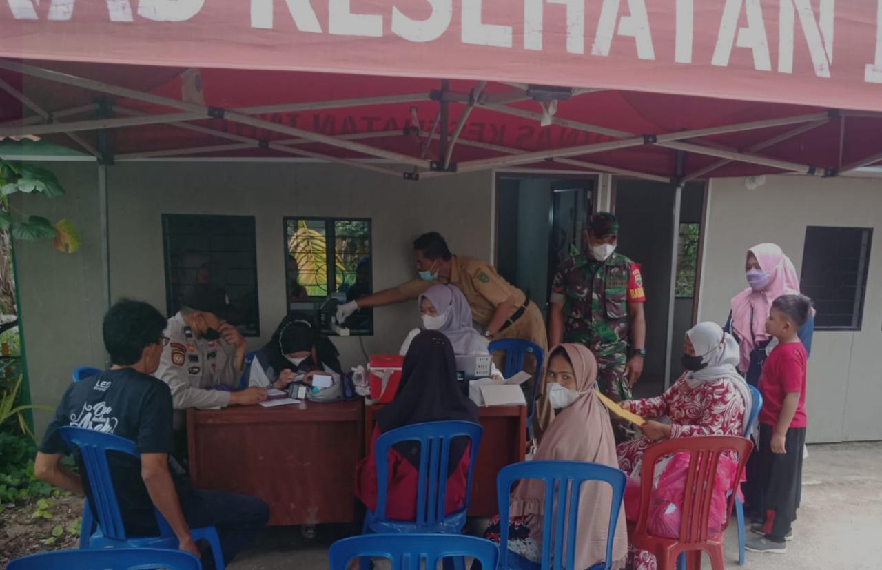 Babinsa Koramil 03/Tempuling Terus Berikan Pendampingan Vaksinasi Bagi Masyarakat