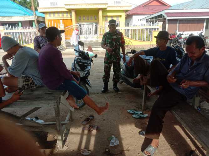 Eratkan Persaudaraan, Babinsa Koramil 03/Tempuling Laksanakan Komsos dengan Masyarakat 