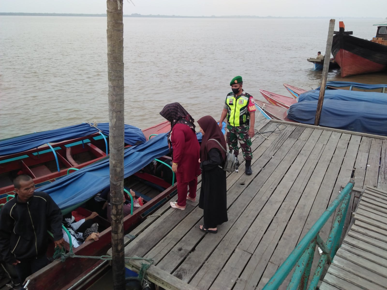 Penegakan Prokes Oleh Anggota Koramil 04/Kuindra Kepada Masyarakat Di Wilayah