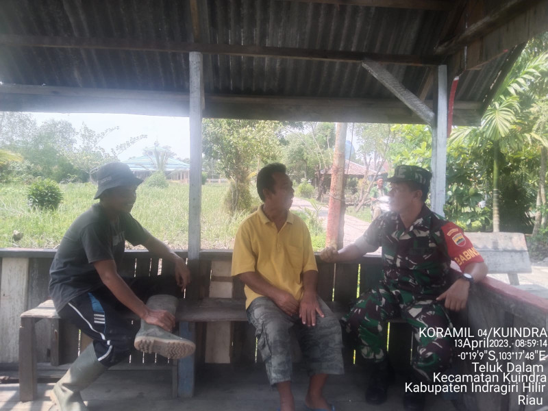 Babinsa Koramil 04/Kuindra Saling Menjaga dan Mengingatkan Warga Ketika Bepergian
