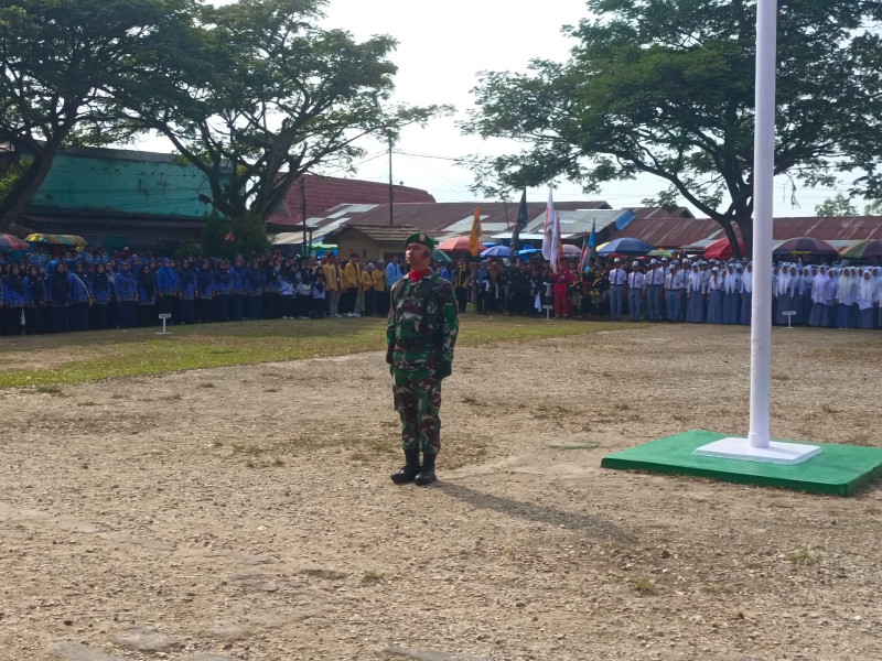 Babinsa 03/Tpl Sertu Angga Wahyu Laksmana Jadi Komandan Upacara HUT RI Ke-79 Kecamatan Tempuling