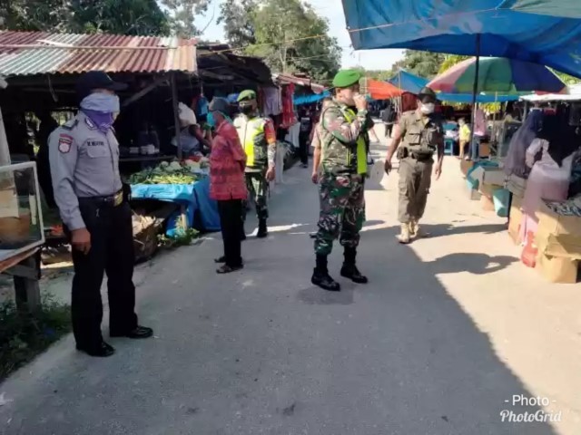 Aparat TNI, Polri dan Satpol PP Siak Berikan Imbauan Warga yang Lagi Kumpul