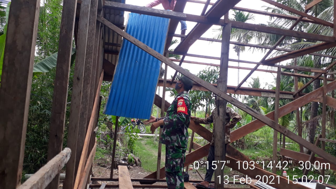 Rehab Rumah Warga Sungai Piring, Anggota Koramil 12/Batang Tuaka Gesa Pengerjaan