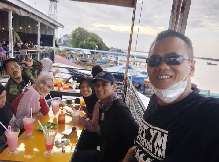 Nikmatnya Meminum ES Kopyor Tepi Laut Indragiri