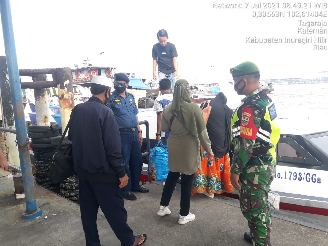 Babinsa 06/Kateman Lakukan Penjagaan dan Beri Himbauan Prokes ke Warga di Pelabuhan HK