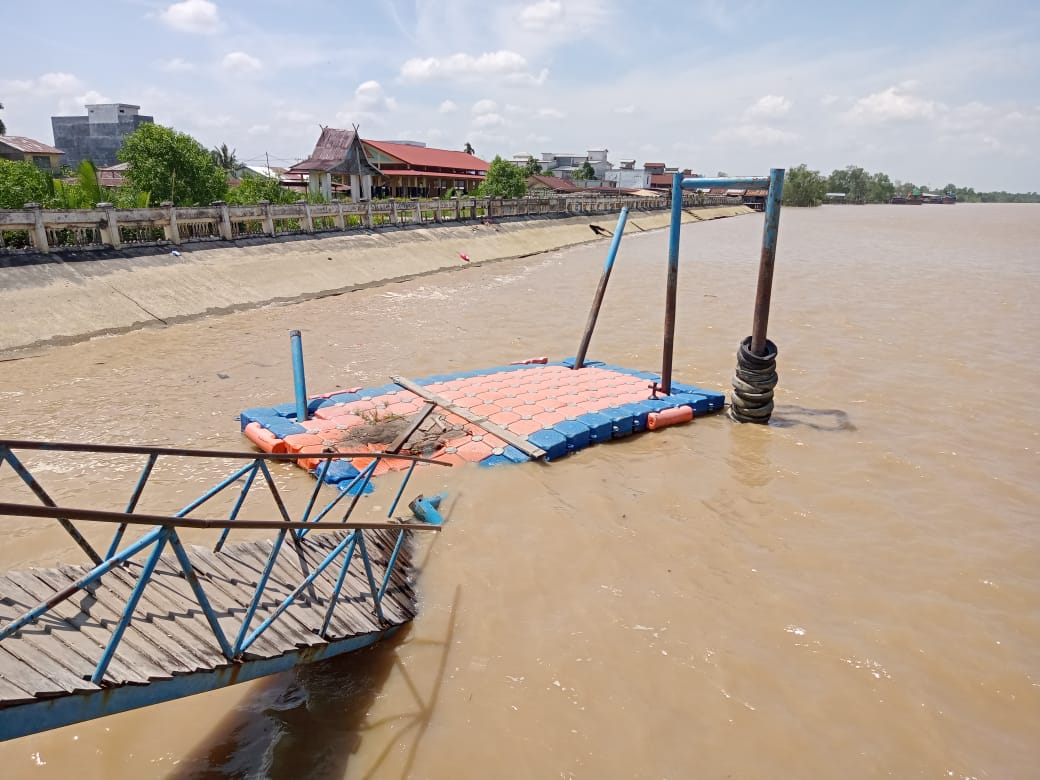 Dermaga Apung di Sungai Piring Rusak Parah