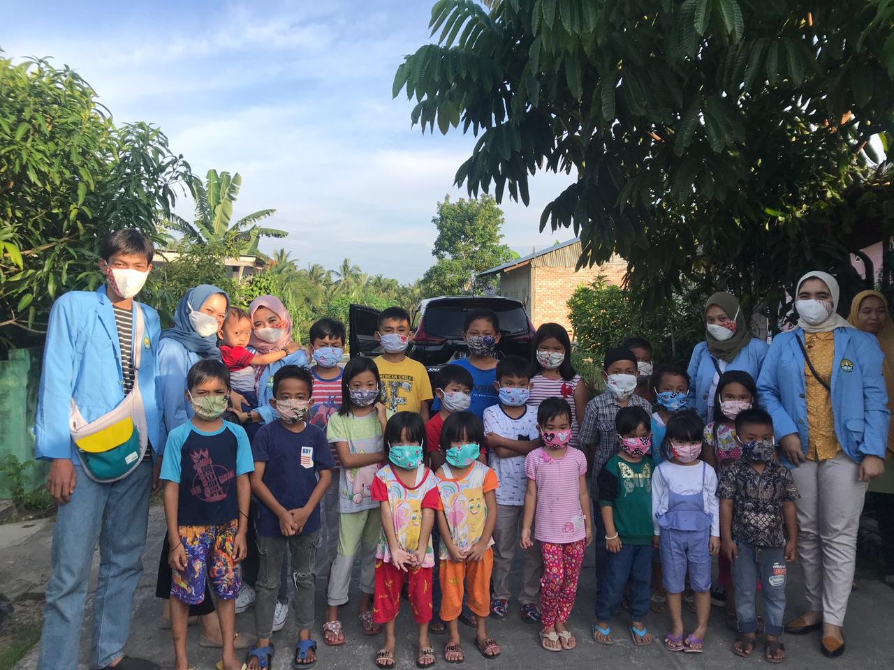 Lawan Covid-19, Mahasiswa Kukerta UR di Kelurahan Pebatuan Bagi-bagikan Masker Gratis