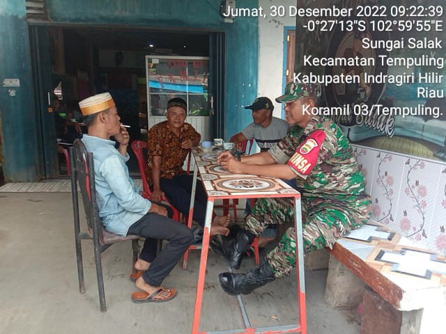 Guna Dapatkan Informasi, Babinsa Koramil 03/Tempuling Sertu Mistar Sambangi Warga