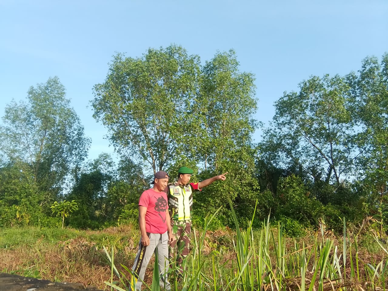 Bersama MPA, Babinsa Koramil 04/Kuindra Turun Ke Wilayah Lakukan Patroli