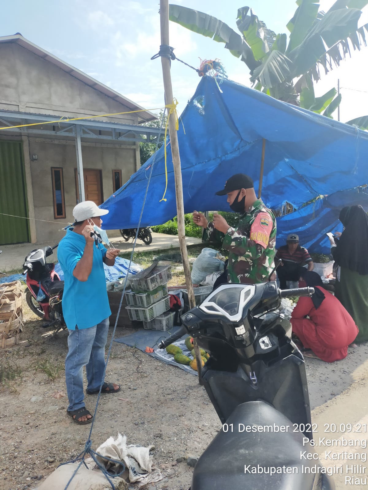 Personel Koramil 09/Kemuning Lakukan Kegiatan Sosialisasi dan Penegakan Prokes Di Wilayah