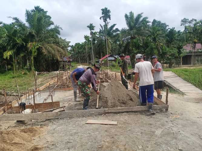Babinsa Koramil 09/Kemuning Serka N. Sipayung Jalin Komsos di Wilayah