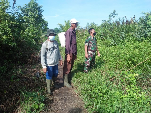 Himbauan Terhadap Warga Terkait Menjaga Karhutla Di Wilayah Oleh Babinsa Koramil 04/Kuindra