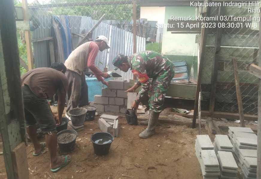 Ringankan Beban Warga, Babinsa Koramil 03/Tpl Bantu Bangun Rumah Warga