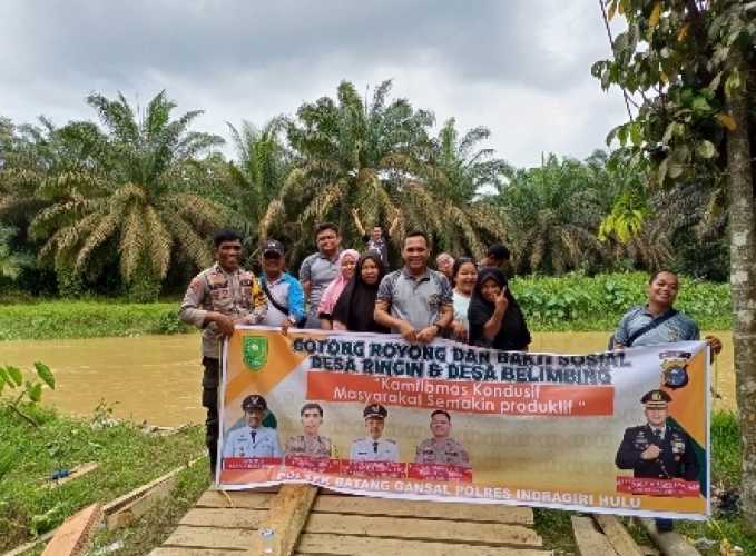 Polsek Batang Gansal dan Warga Goro Bangun Kembali Jembatan Ambruk