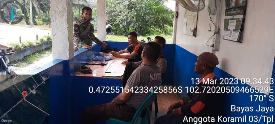 Babinsa Serma Damrianto Komsos bersama Security PT. ASI Bahas Keamanan dan Ketertiban