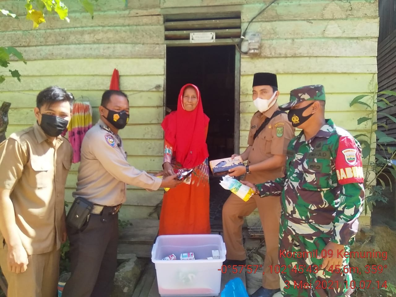 Babinsa Koramil 09/Kemuning Dampingi Penyaluran Paket Sembako untuk Fakir Miskin dan Janda